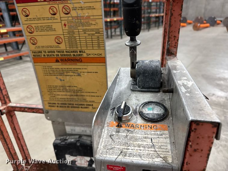 image for item EG7087 1993 Skyjack SJ-3220 scissor lift