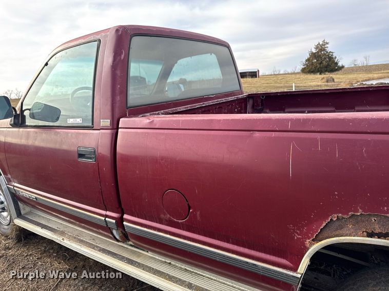 image for item EG7095 1988 Chevrolet Silverado 2500 pickup truck