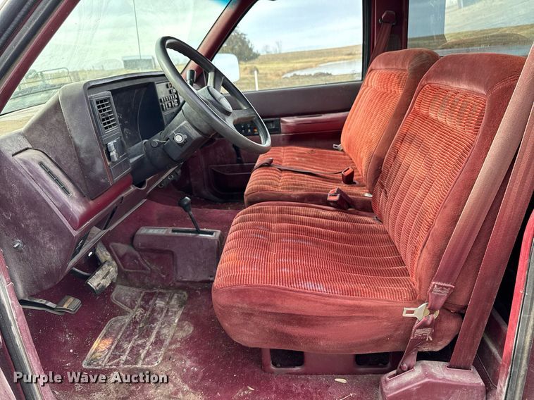 image for item EG7095 1988 Chevrolet Silverado 2500 pickup truck