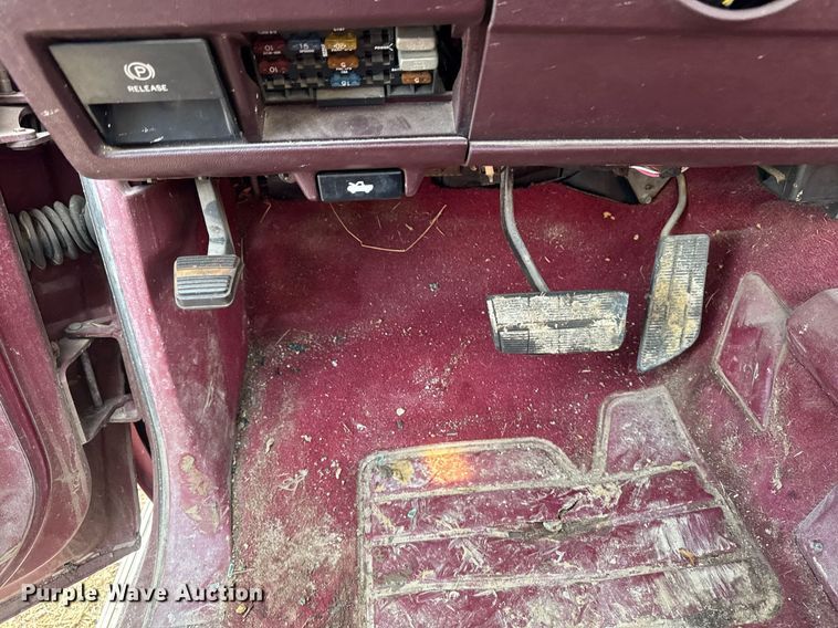 image for item EG7095 1988 Chevrolet Silverado 2500 pickup truck