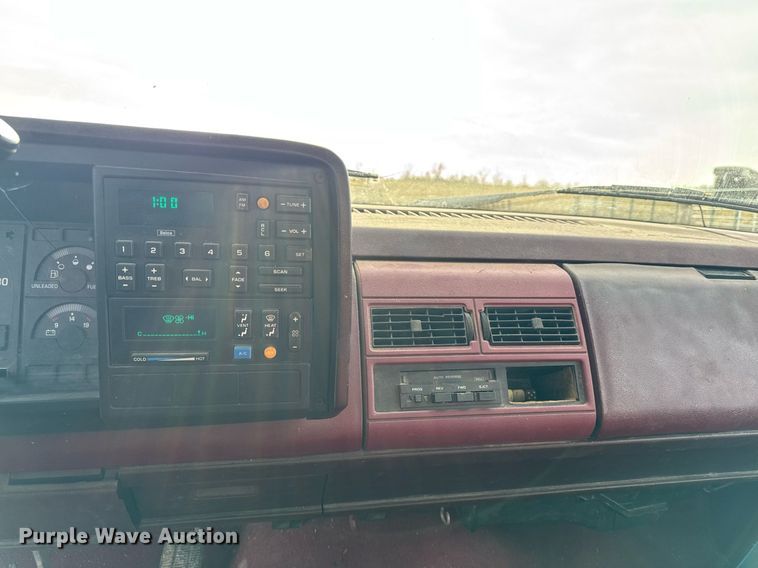 image for item EG7095 1988 Chevrolet Silverado 2500 pickup truck