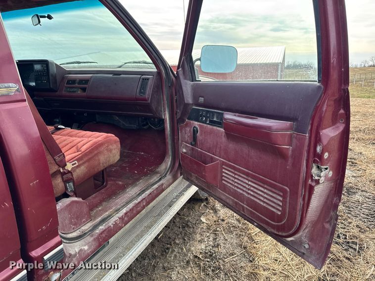 image for item EG7095 1988 Chevrolet Silverado 2500 pickup truck