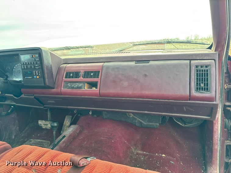 image for item EG7095 1988 Chevrolet Silverado 2500 pickup truck