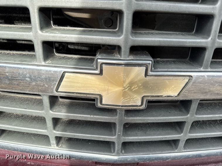 image for item EG7095 1988 Chevrolet Silverado 2500 pickup truck