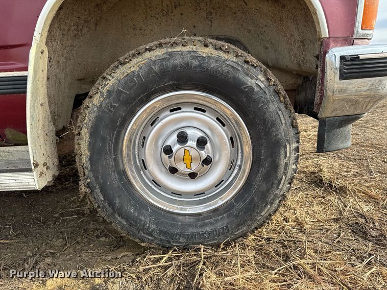 image for item EG7095 1988 Chevrolet Silverado 2500 pickup truck