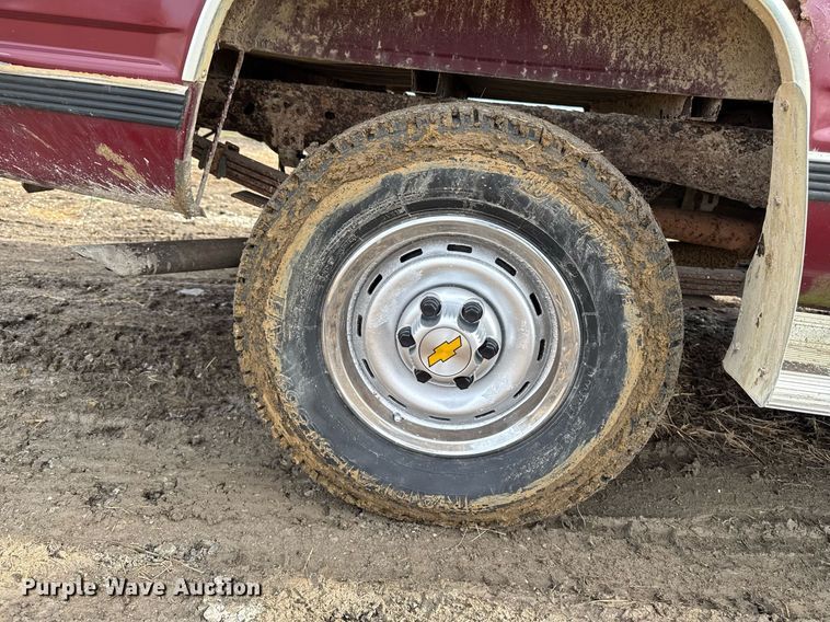 image for item EG7095 1988 Chevrolet Silverado 2500 pickup truck