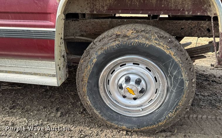 image for item EG7095 1988 Chevrolet Silverado 2500 pickup truck