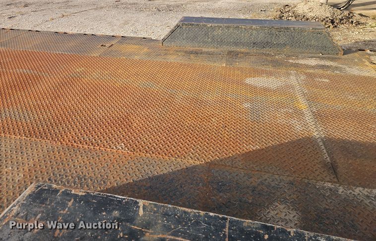 image for item EI8587 2007 Lamar tilt deck equipment trailer