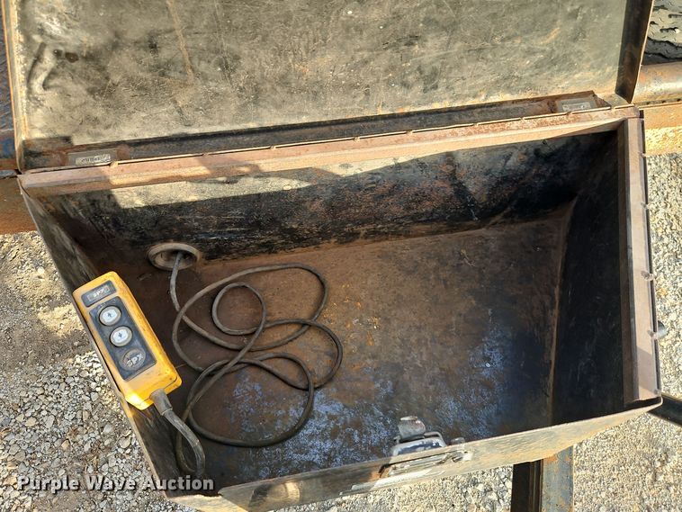 image for item EI8587 2007 Lamar tilt deck equipment trailer