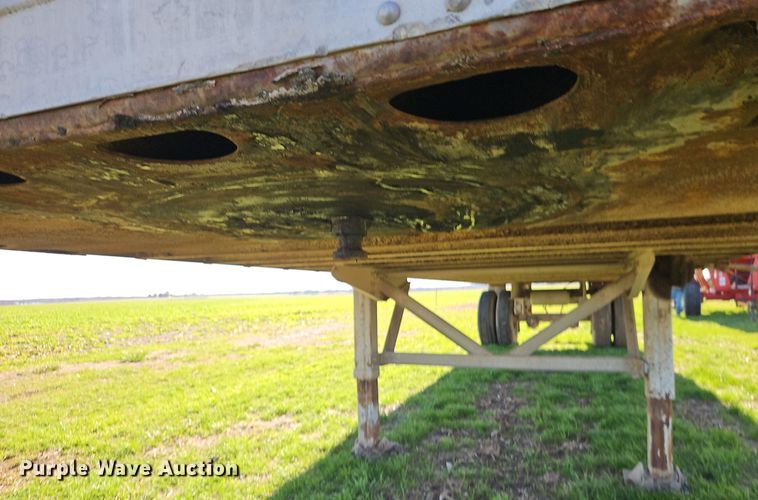 image for item EI8608 1979 Fruehauf FBB8 W1 32.10 dry van trailer