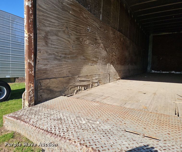 image for item EI8608 1979 Fruehauf FBB8 W1 32.10 dry van trailer