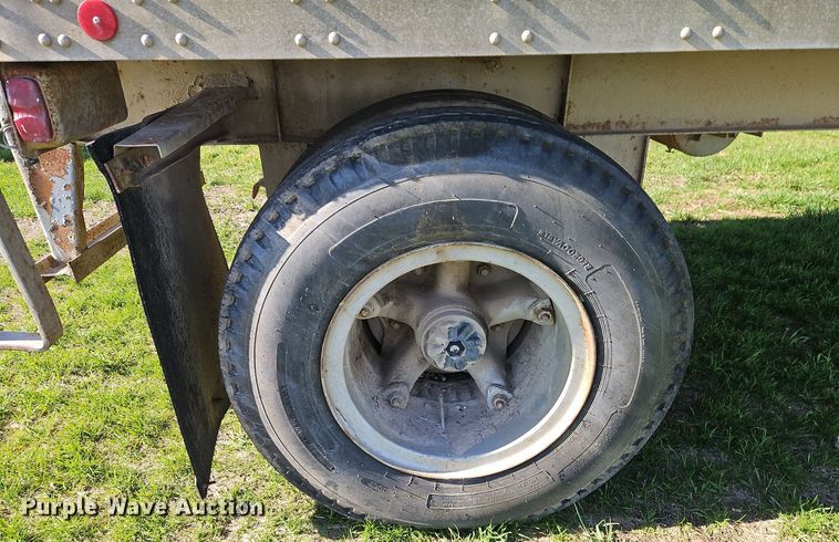 image for item EI8608 1979 Fruehauf FBB8 W1 32.10 dry van trailer