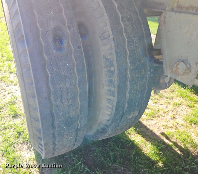 image for item EI8608 1979 Fruehauf FBB8 W1 32.10 dry van trailer