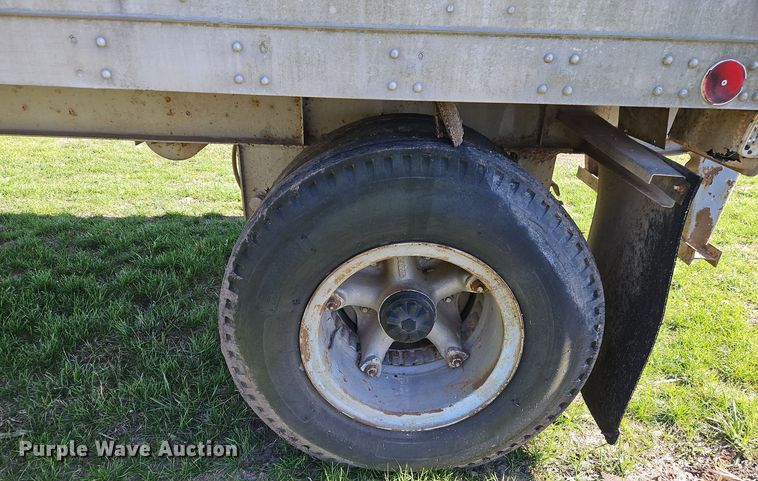 image for item EI8608 1979 Fruehauf FBB8 W1 32.10 dry van trailer