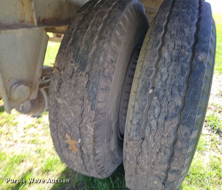 image for item EI8608 1979 Fruehauf FBB8 W1 32.10 dry van trailer