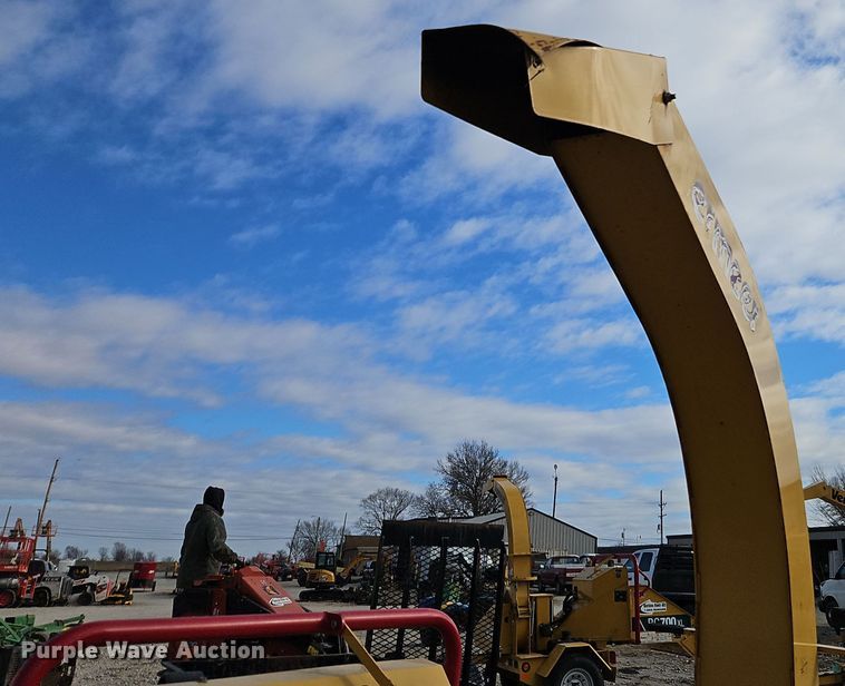 image for item EI8709 2014 Vermeer BC700XL wood chipper