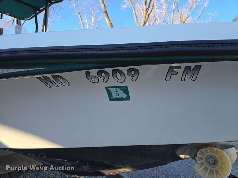 image for item EQ3784 2000 Champion  boat