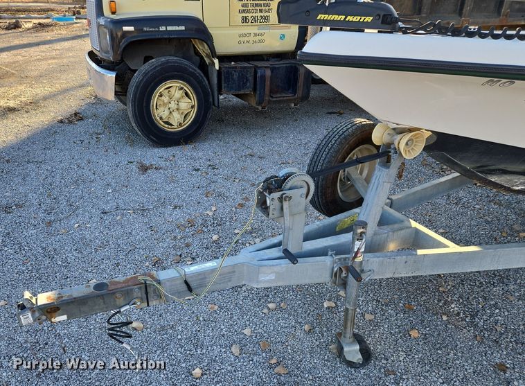 image for item EQ3784 2000 Champion  boat