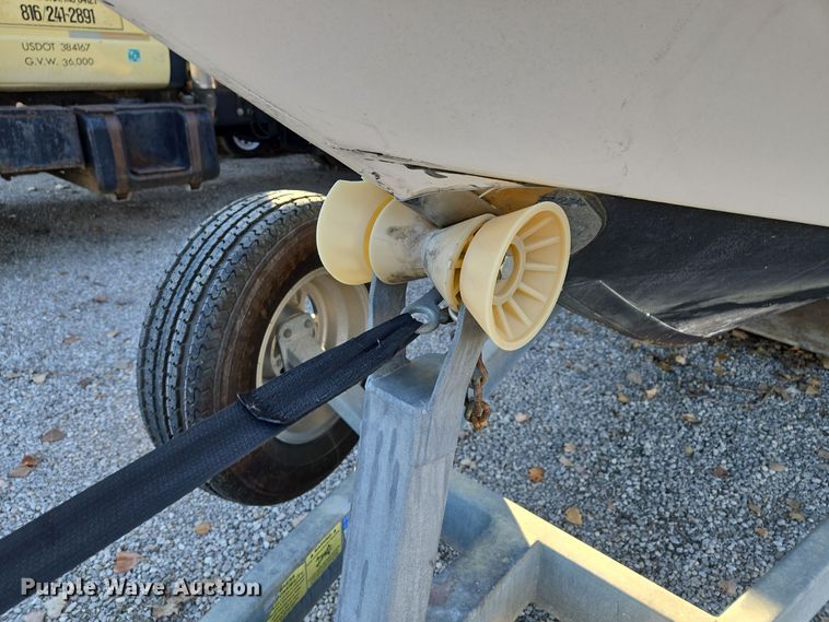 image for item EQ3784 2000 Champion  boat