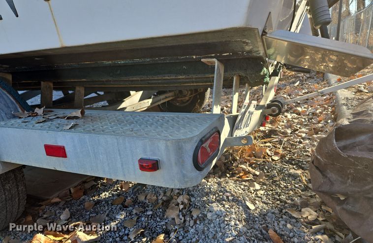 image for item EQ3784 2000 Champion  boat