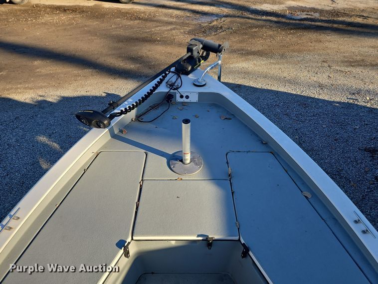 image for item EQ3784 2000 Champion  boat