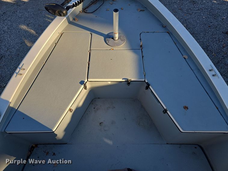 image for item EQ3784 2000 Champion  boat