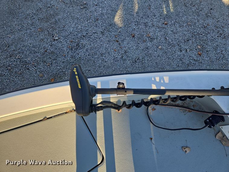 image for item EQ3784 2000 Champion  boat