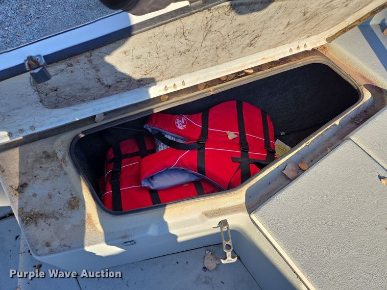 image for item EQ3784 2000 Champion  boat