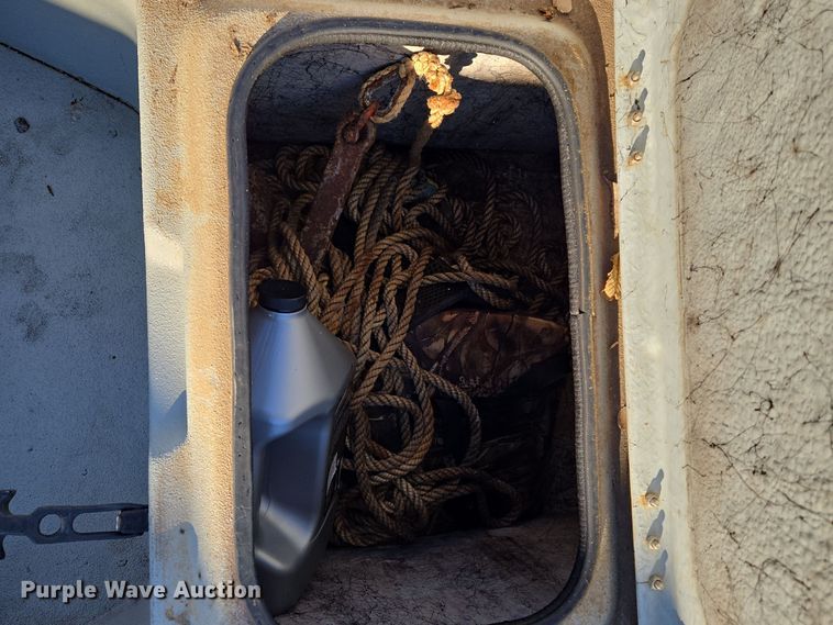 image for item EQ3784 2000 Champion  boat