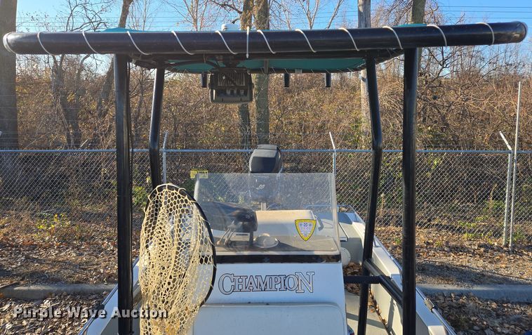 image for item EQ3784 2000 Champion  boat