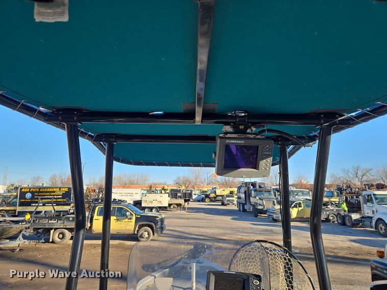 image for item EQ3784 2000 Champion  boat