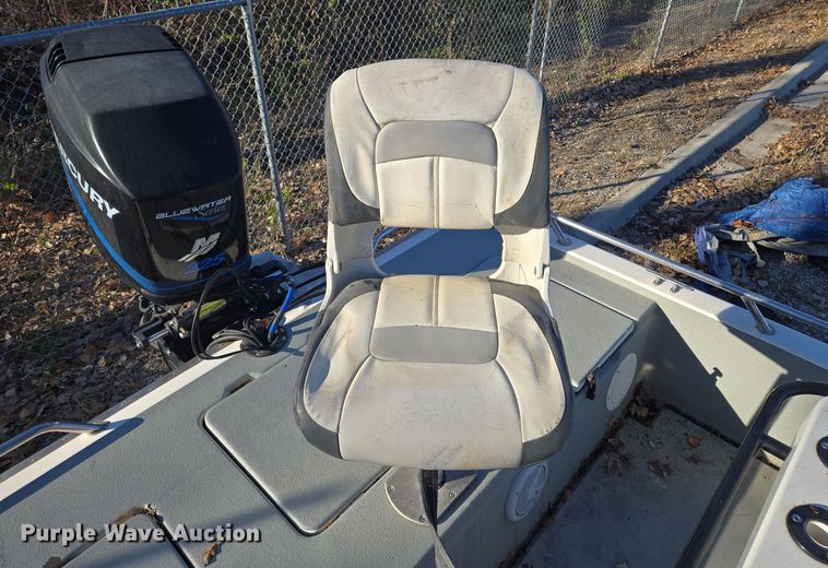 image for item EQ3784 2000 Champion  boat