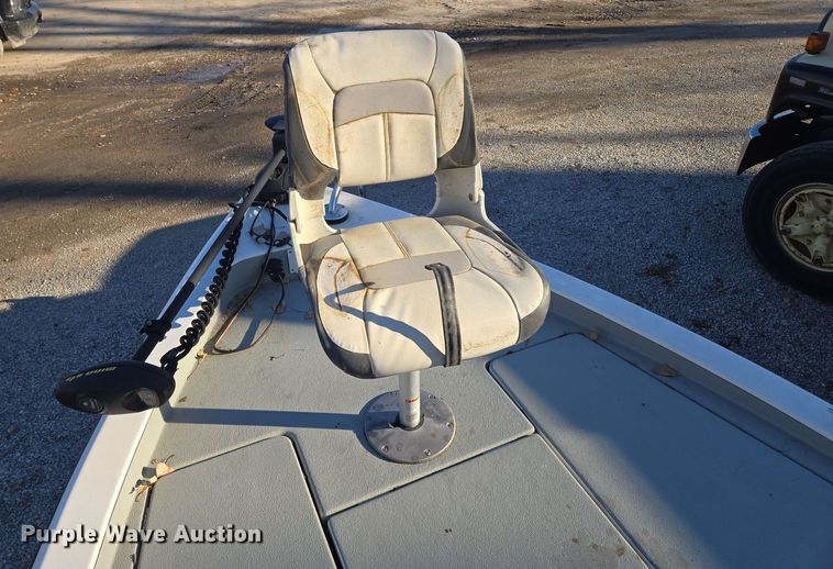 image for item EQ3784 2000 Champion  boat