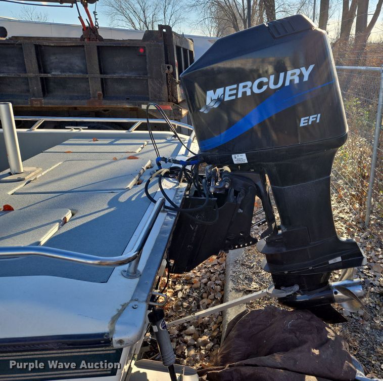 image for item EQ3784 2000 Champion  boat