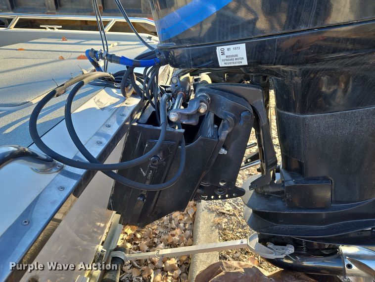 image for item EQ3784 2000 Champion  boat