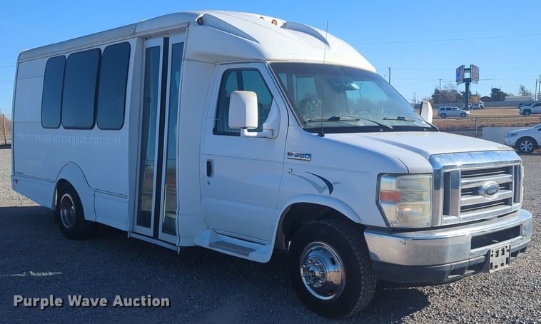 image for item ER1012 2008 Ford F350 Super Duty  shuttle bus