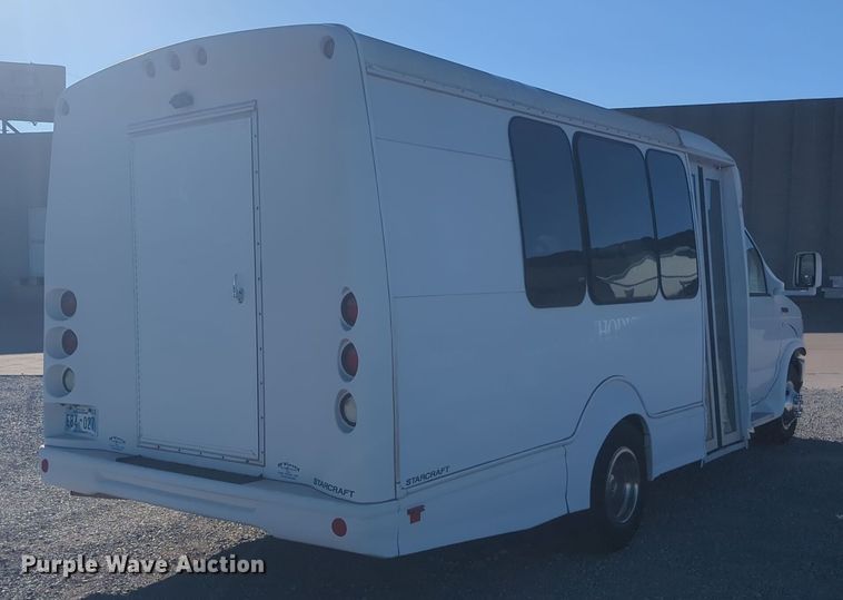 image for item ER1012 2008 Ford F350 Super Duty  shuttle bus