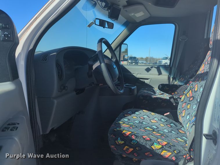 image for item ER1012 2008 Ford F350 Super Duty  shuttle bus