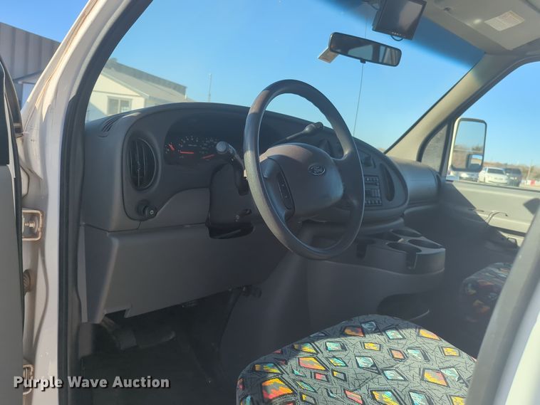 image for item ER1012 2008 Ford F350 Super Duty  shuttle bus