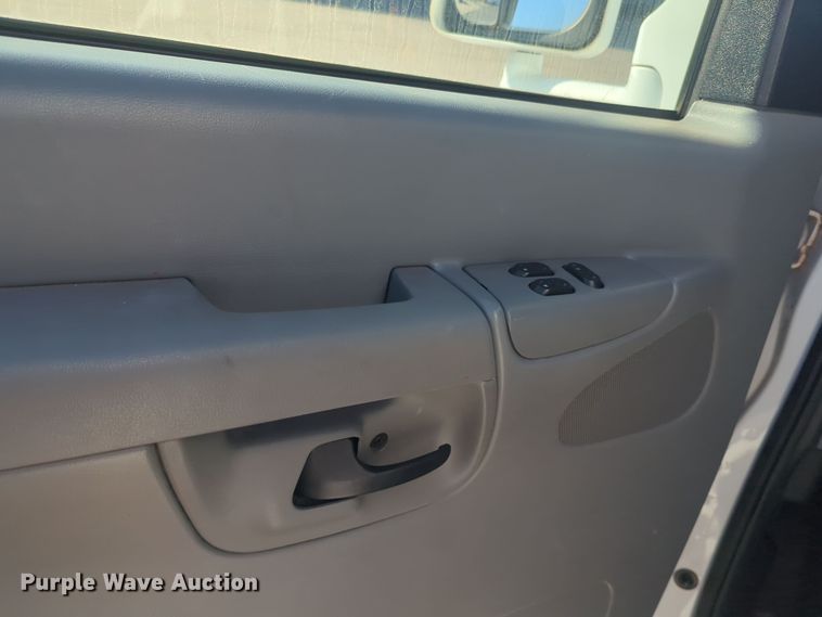 image for item ER1012 2008 Ford F350 Super Duty  shuttle bus