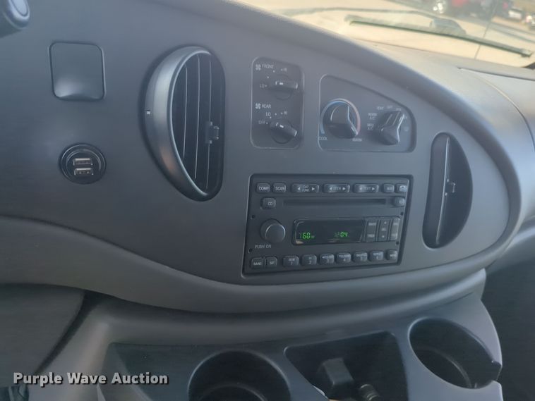 image for item ER1012 2008 Ford F350 Super Duty  shuttle bus