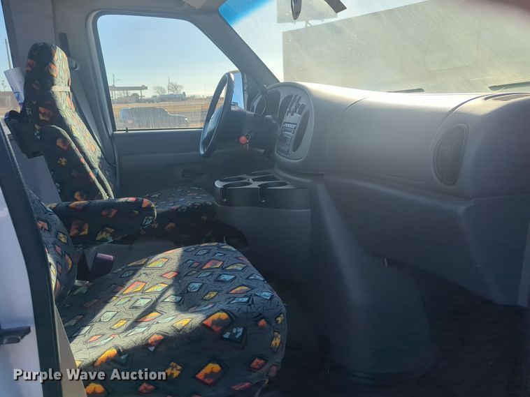 image for item ER1012 2008 Ford F350 Super Duty  shuttle bus