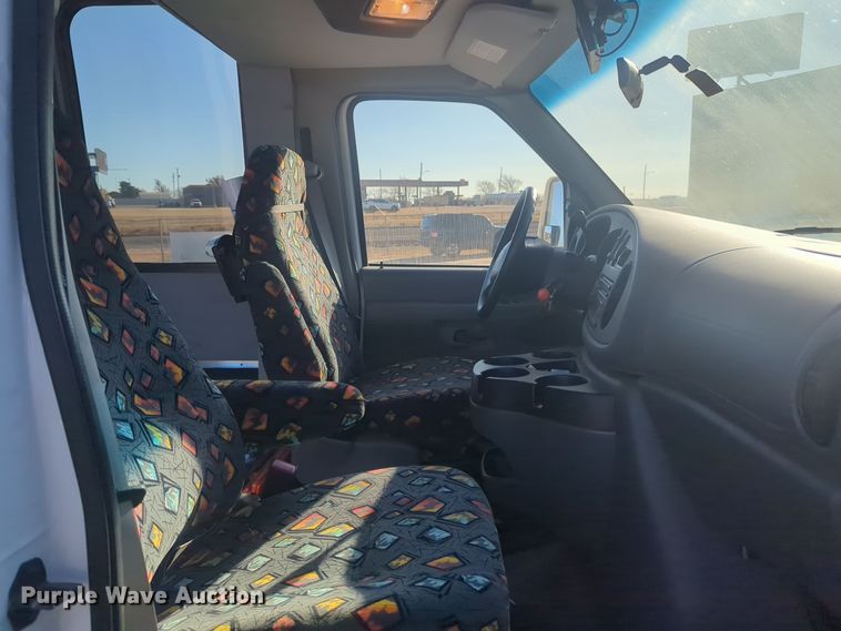 image for item ER1012 2008 Ford F350 Super Duty  shuttle bus