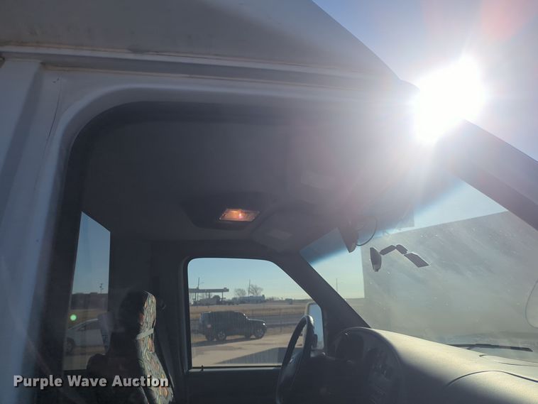 image for item ER1012 2008 Ford F350 Super Duty  shuttle bus