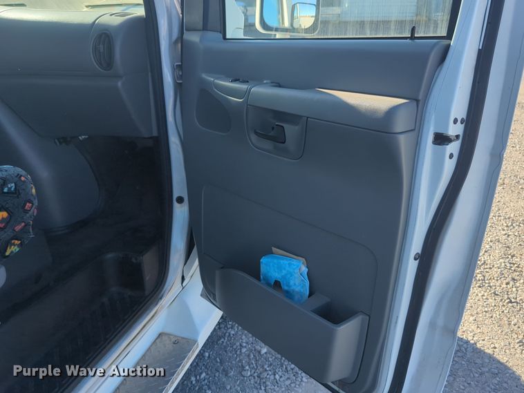 image for item ER1012 2008 Ford F350 Super Duty  shuttle bus