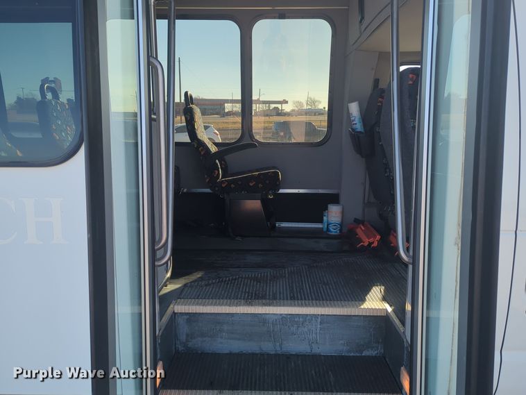 image for item ER1012 2008 Ford F350 Super Duty  shuttle bus