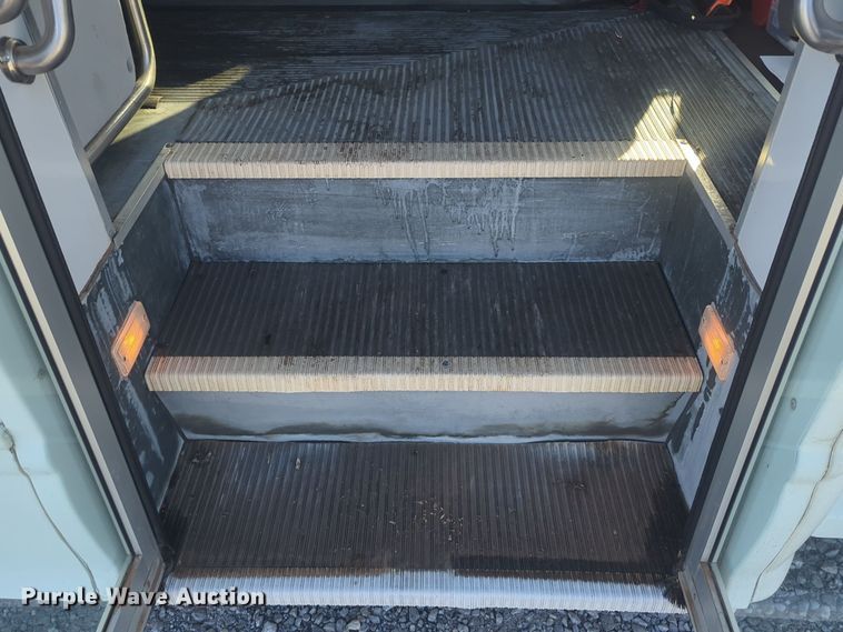 image for item ER1012 2008 Ford F350 Super Duty  shuttle bus