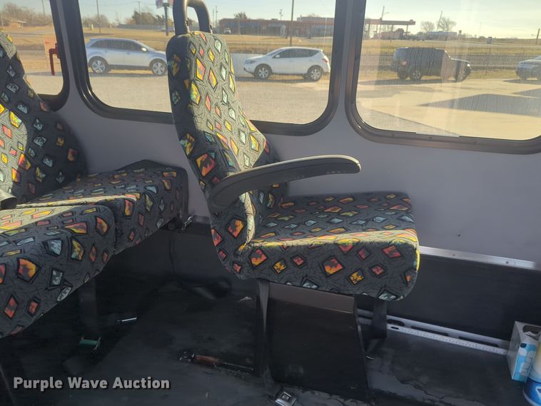 image for item ER1012 2008 Ford F350 Super Duty  shuttle bus