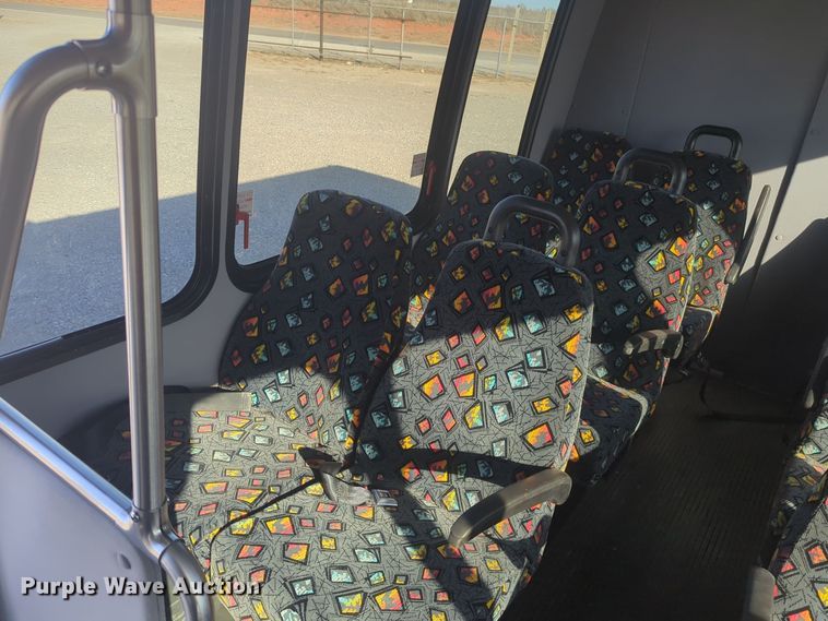 image for item ER1012 2008 Ford F350 Super Duty  shuttle bus