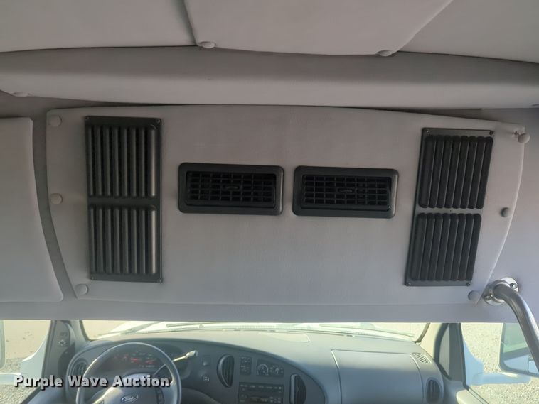 image for item ER1012 2008 Ford F350 Super Duty  shuttle bus